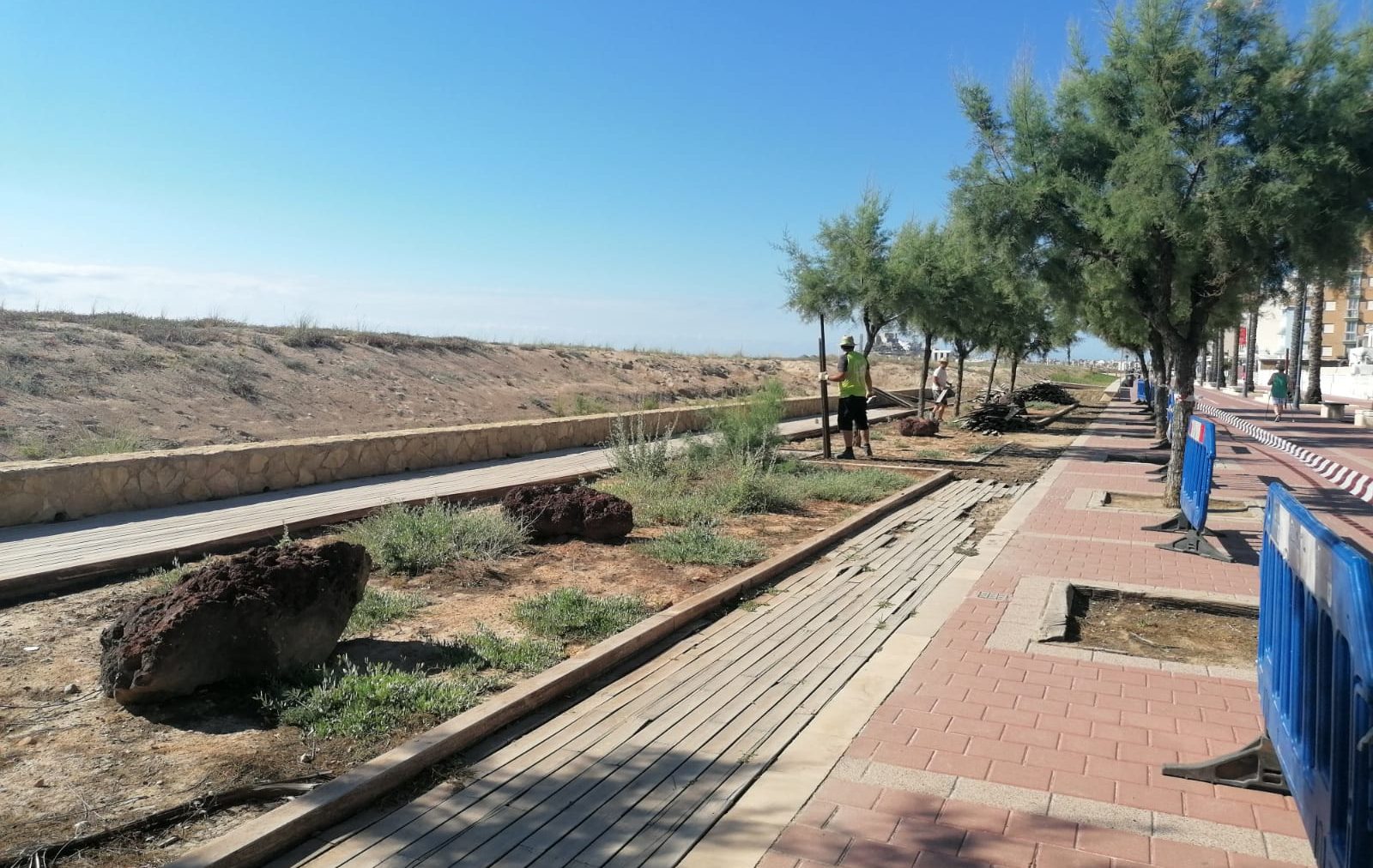 Peníscola millora l'entarimat de fusta del Passeig Marítim