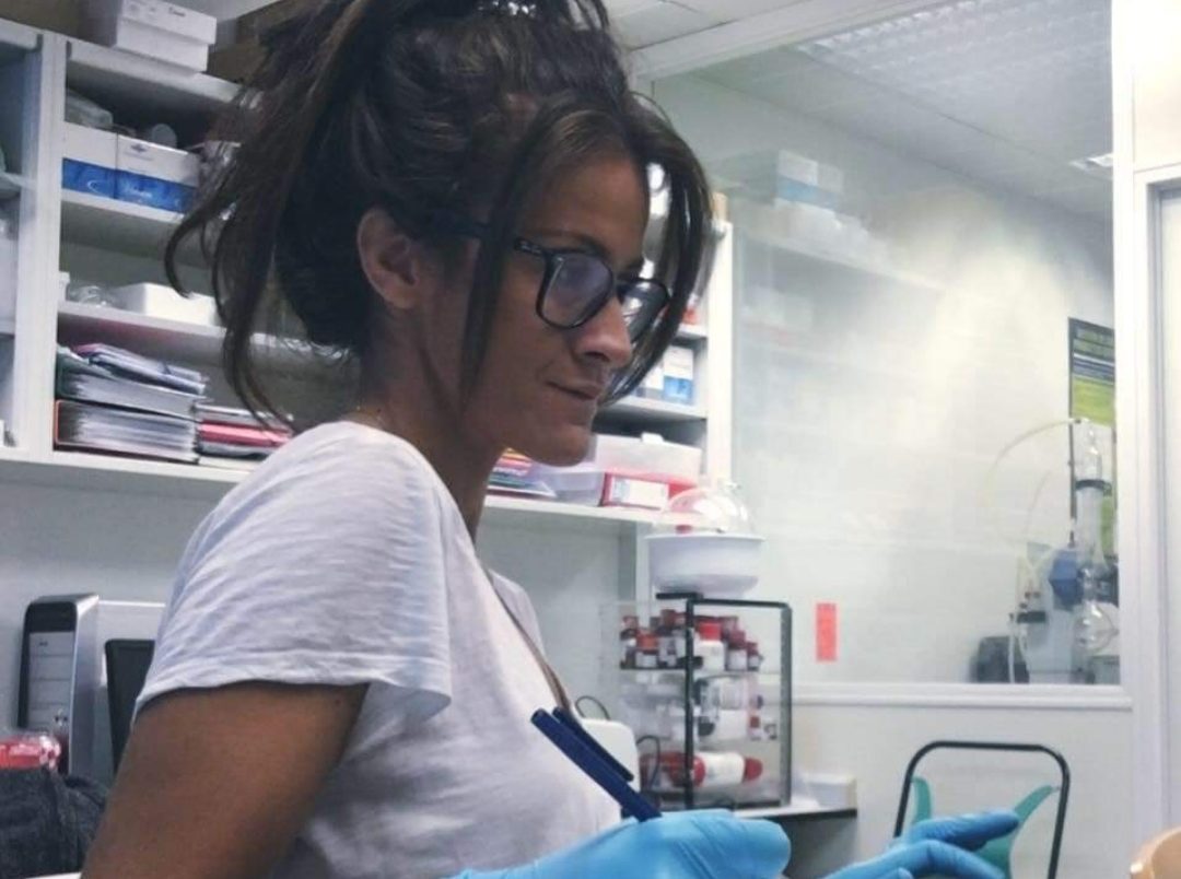 La precarietat i la passió per la ciència de la jove biotecnòloga Amira Fernández, reflectides en un nou llibre