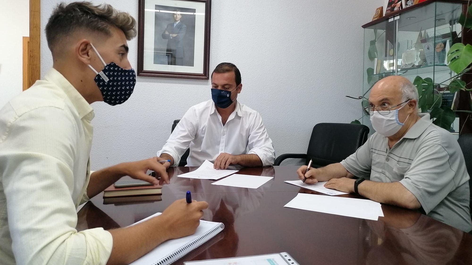 Peníscola signa un conveni amb el rector per al manteniment de les campanes de l'Ermitana i Santa Maria