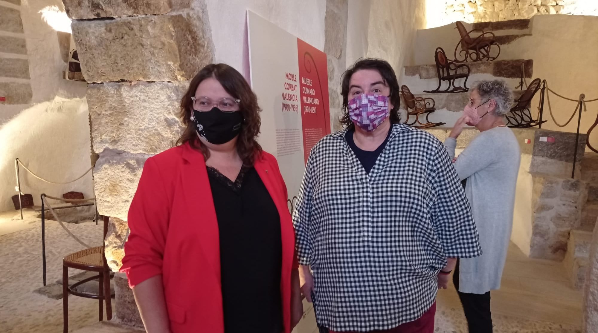 La diputada de Cultura inaugura a les Coves de Vinromà una exposició sobre 'Moble Corbat Valencià'