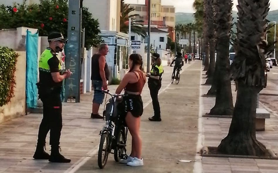 La Policia Local de Benicarló engega una campanya per frenar les distraccions al volant