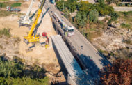 Obres Públiques ultima el muntatge de la passarel·la de ciclepeatonal de Sant Rafael del Riu