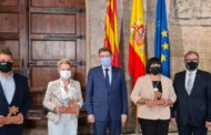 Martí aplaudeix l'esforç d'empreses i productors després de rebre el premi de Turisme CV