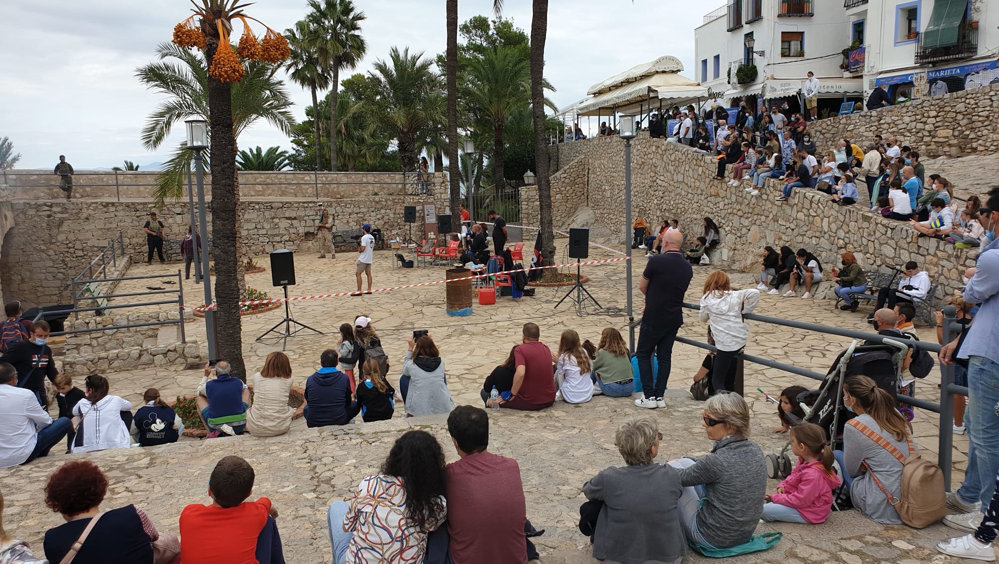 Els visitants i turistes es converteixen en actors per un dia durant el pont festiu a Peníscola