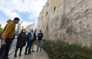 Martí visita els treballs de recuperació de les pintures fingides de l'Arxiprestal de Vinaròs