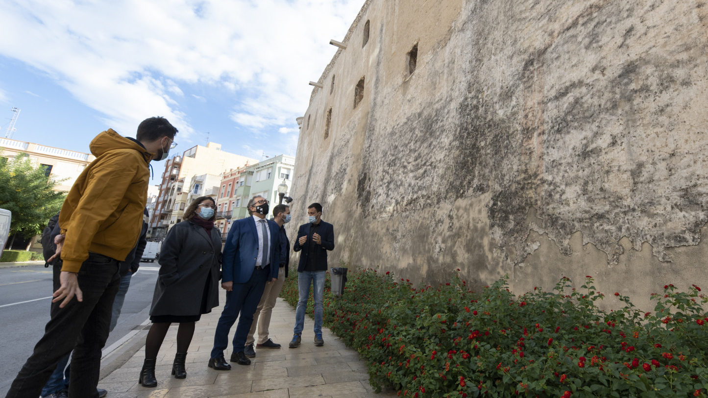 Martí visita els treballs de recuperació de les pintures fingides de l'Arxiprestal de Vinaròs