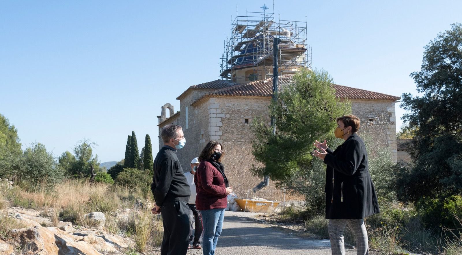 La diputada provincial de Cultura i l'ecònom de la diòcesi de Tortosa visiten diverses obres
