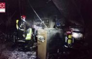 Els bombers actuen en un incendi en una botiga d'esports de Vinaròs