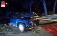 Els bombers actuen en l'incendi parcial d'un vehicle accidentat a Alcalà de Xivert