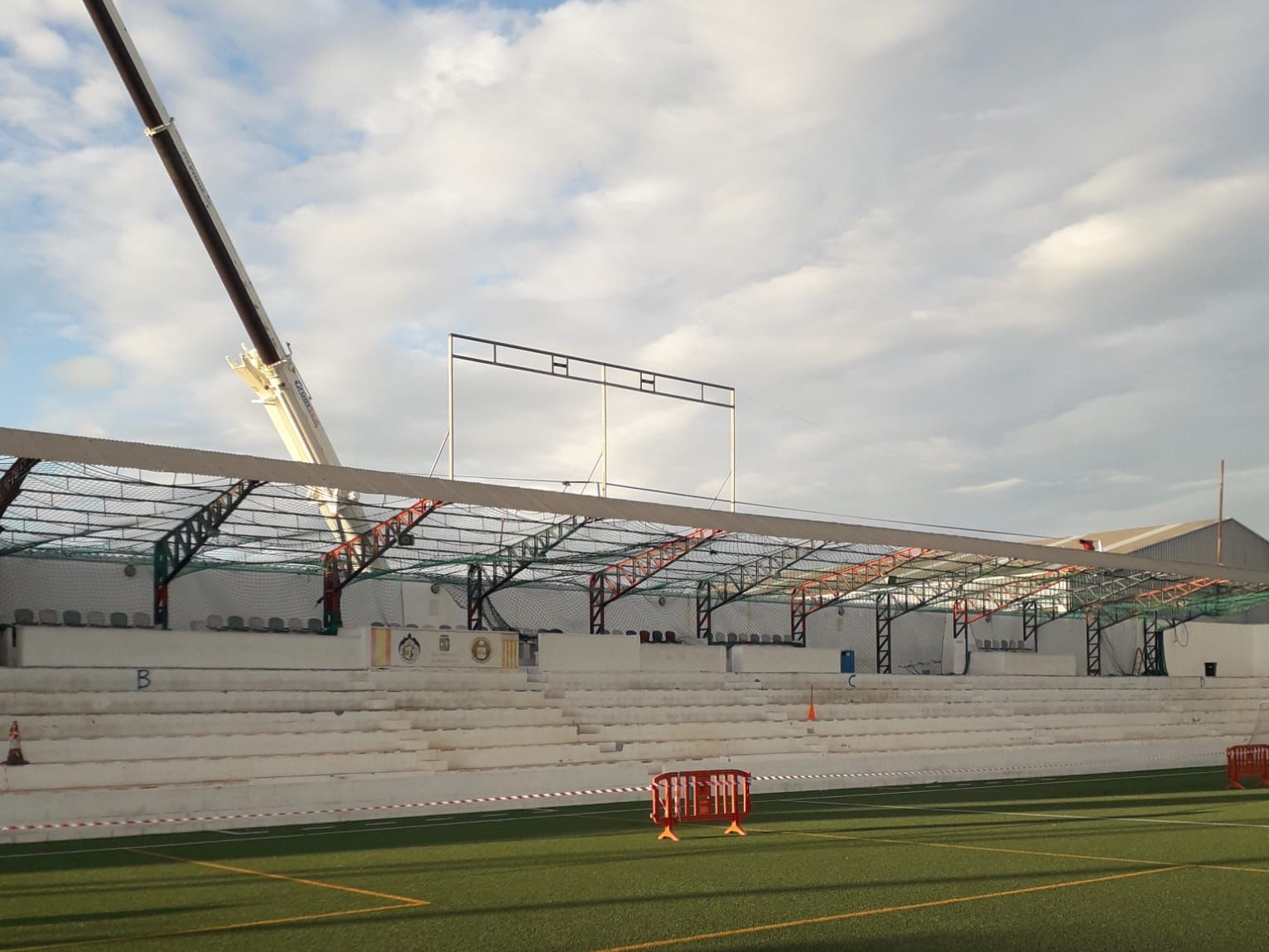 Benicarló inverteix 50.000 euros en la renovació de la coberta de la graderia del camp de futbol
