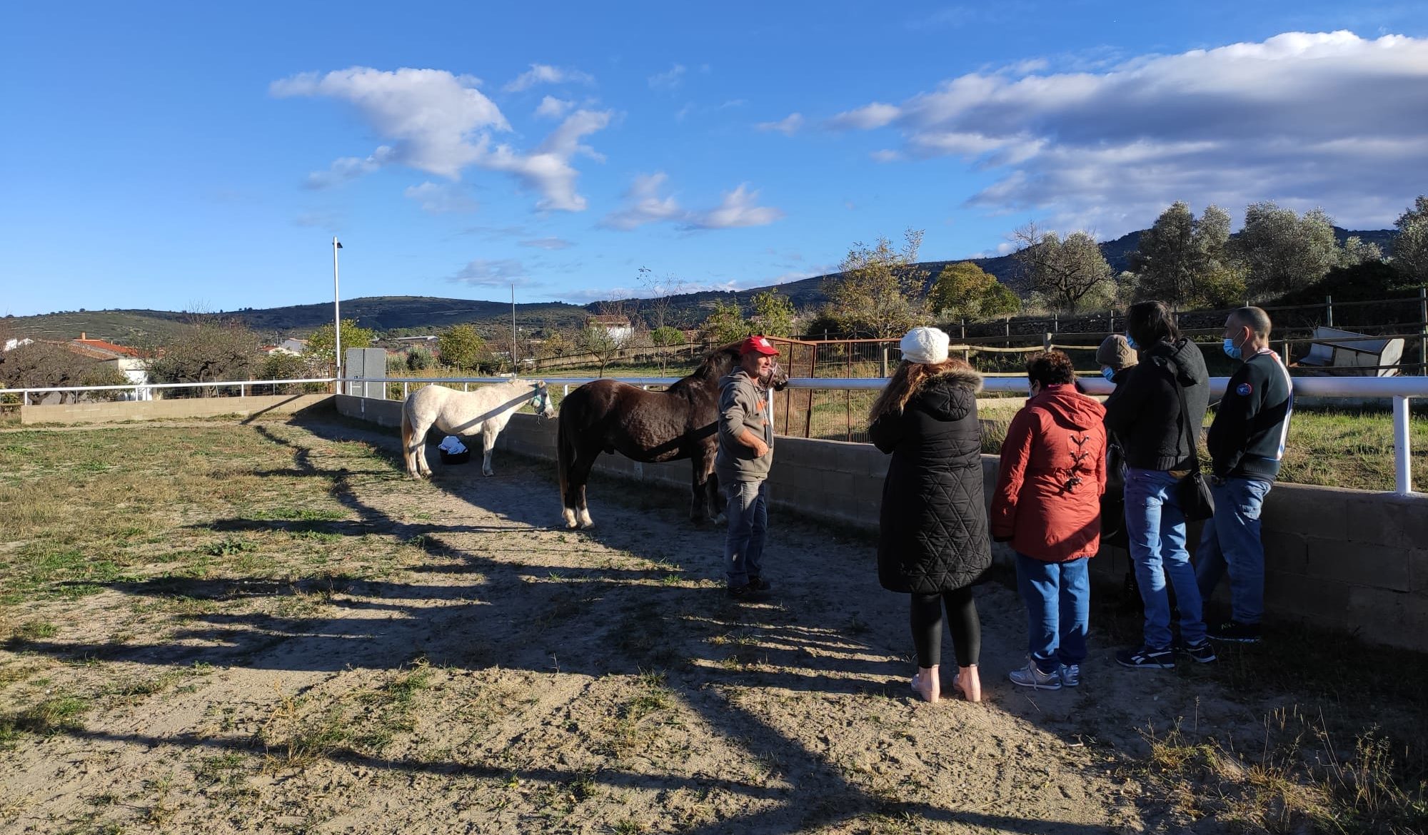 Persones amb malaltia mental crònica del Centre d'Albocàsser participen en una experiència amb cavalls