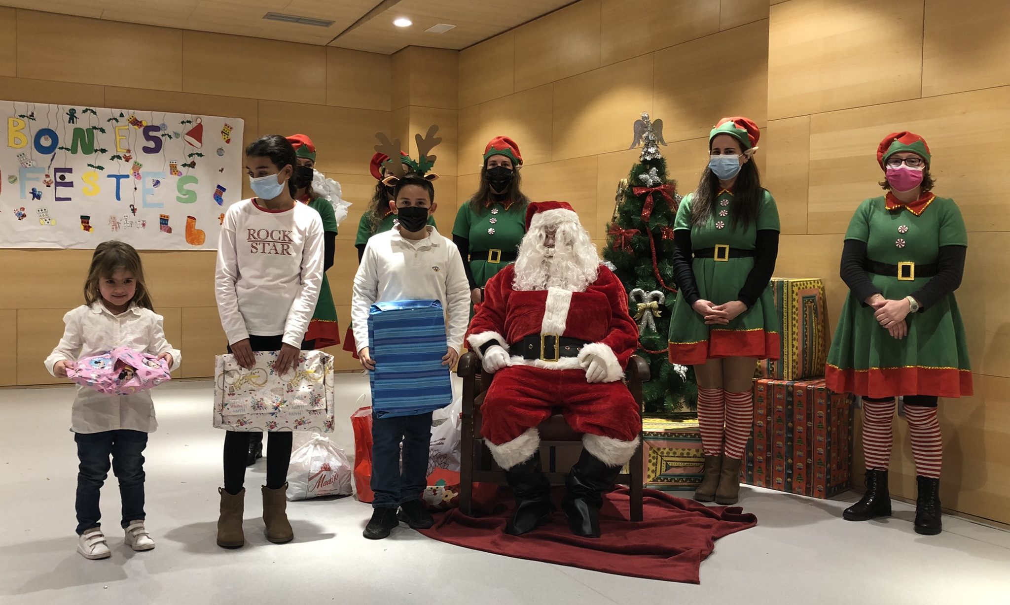 La Ludoteca Municipal i el CEIP Albert Selma reben la visita del Pare Noel i els seus elfos