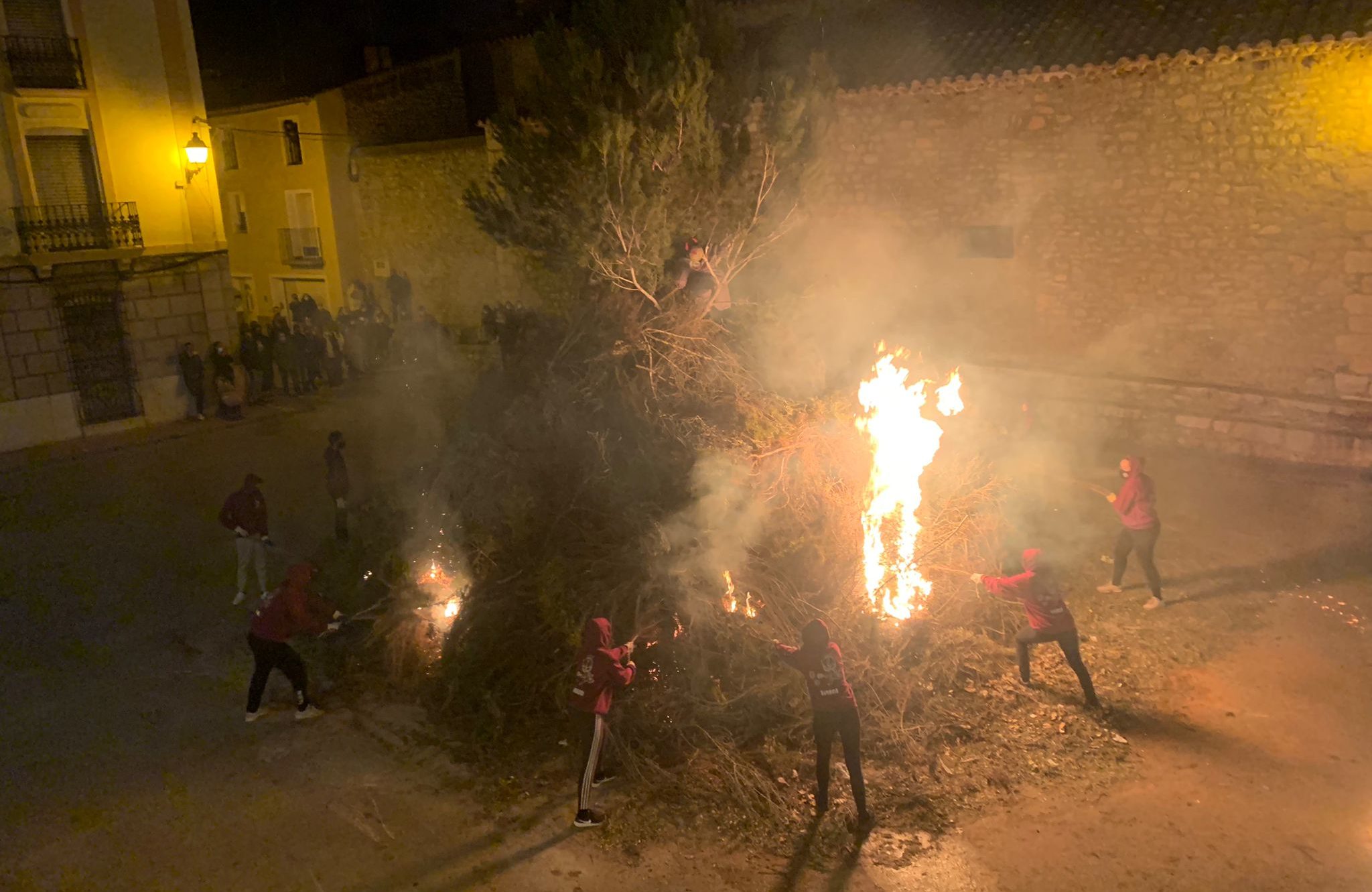 Els Quintos i Quintes de Santa Magdalena cremen la foguera de Sant Antoni