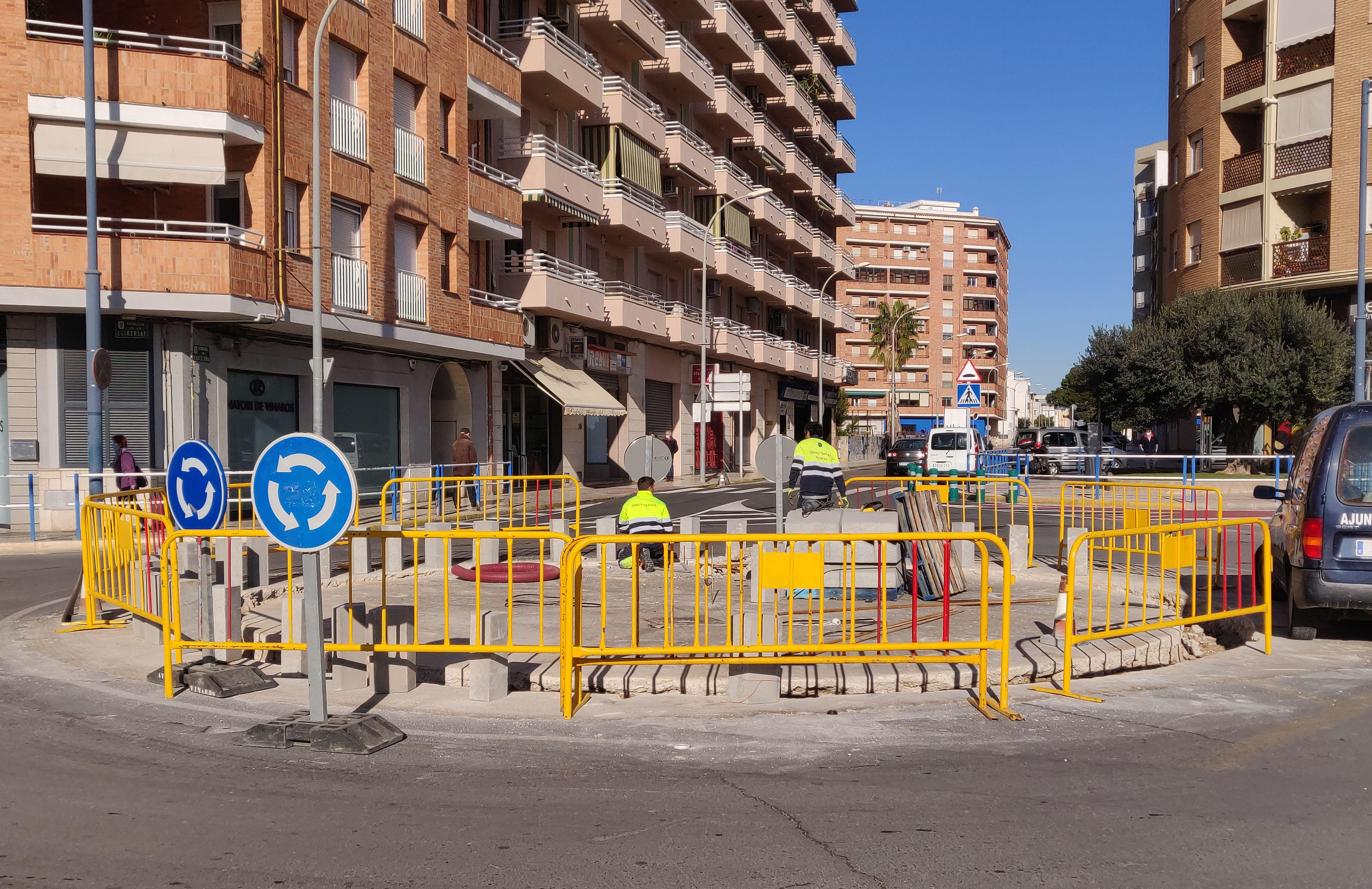 L'Ajuntament de Vinaròs renova la rotonda de l'avinguda de Barcelona