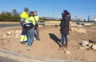 Els alumnes del programa Et Formem de Vinaròs adeqüen les rotondes del carril lúdic