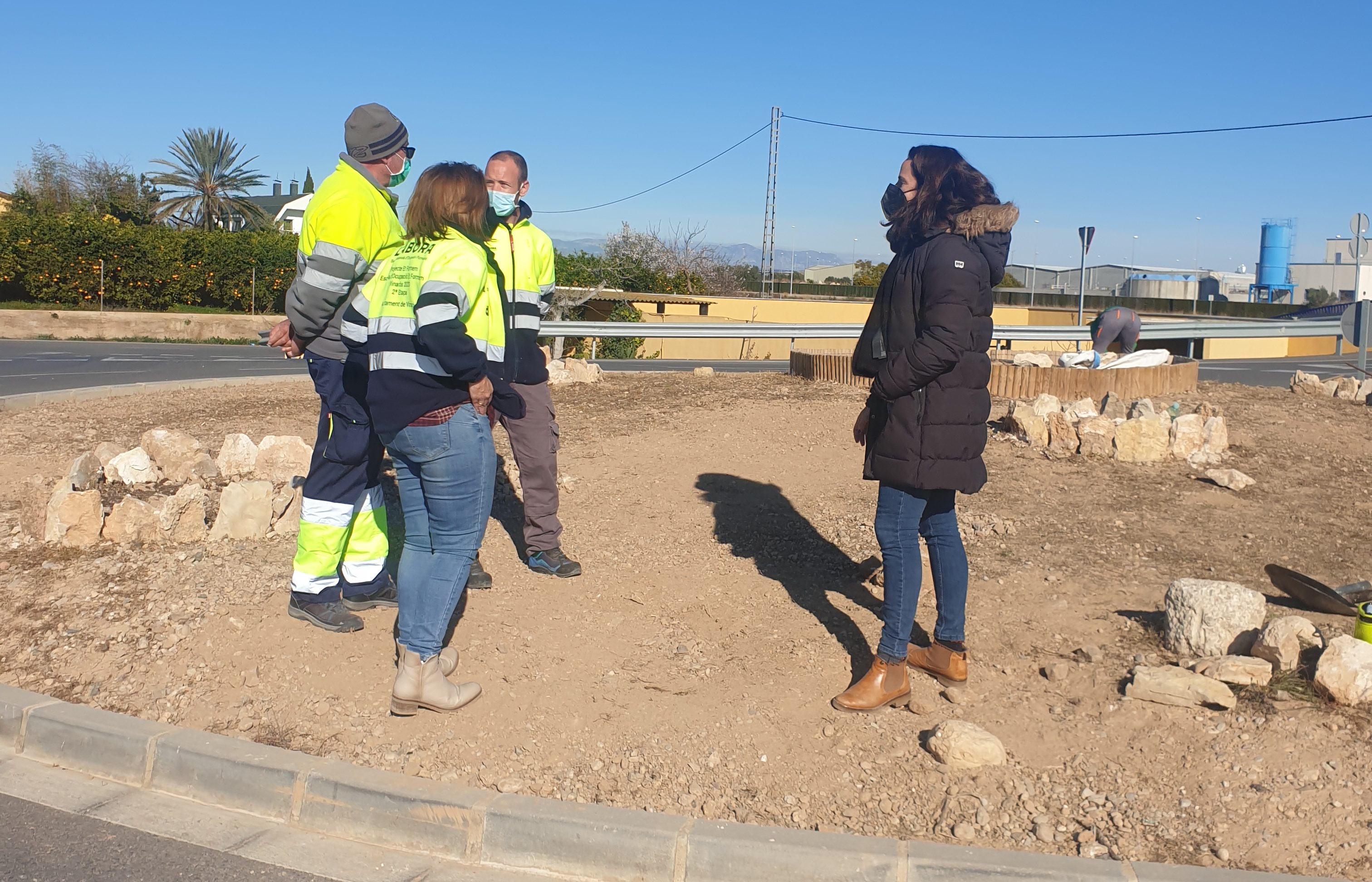 Els alumnes del programa Et Formem de Vinaròs adeqüen les rotondes del carril lúdic