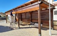 Traiguera continua amb el manteniment i restauració del mobiliari urbà