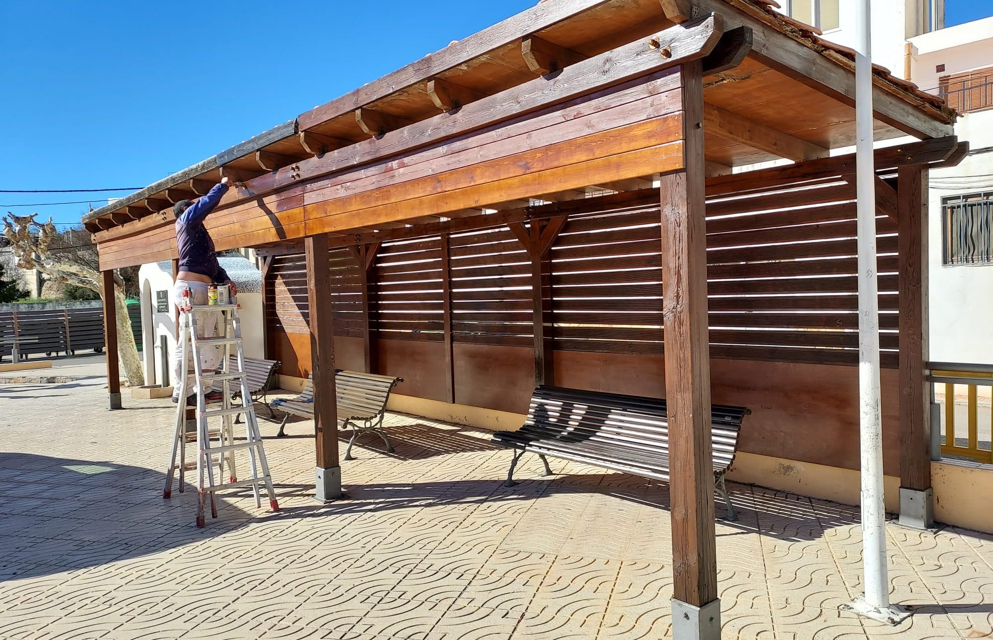 Traiguera continua amb el manteniment i restauració del mobiliari urbà