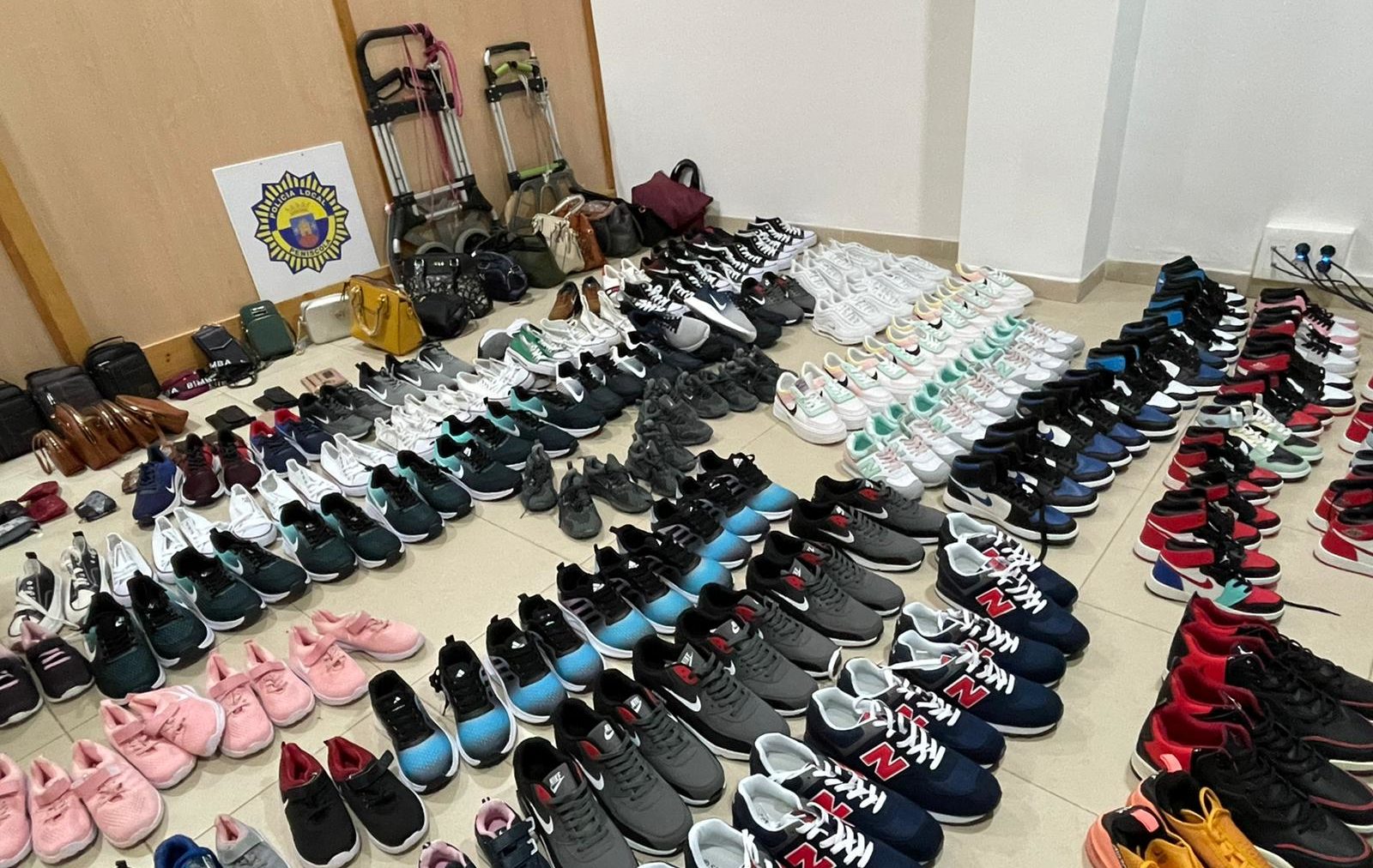 La Policia Local de Peníscola confisca més de 300 articles del 