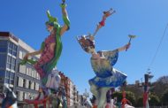 Els monuments fallers comencen a omplir els carrers de Benicarló en el primer cap de setmana de Falles