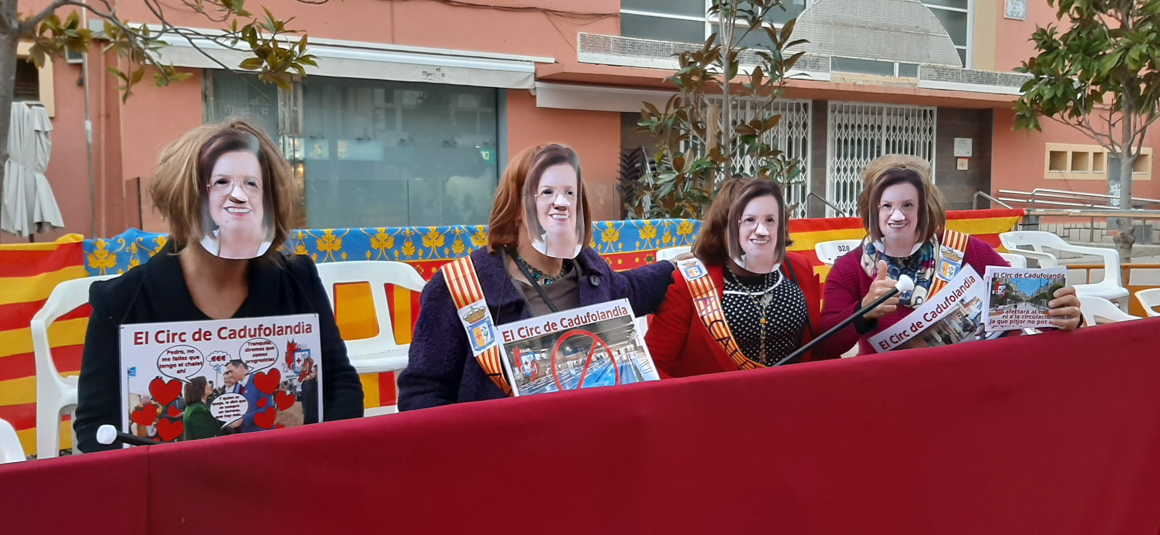 L'alcaldessa Xaro Miralles 'protagonista' de la multitudinària Cavalcada del Ninot de Benicarló