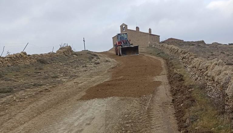 Castellfort millora les pistes rurals amb la maquinària de la Diputació
