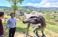 Colomer visita la rèplica de dinosaure del jaciment paleontològic de Vallibona