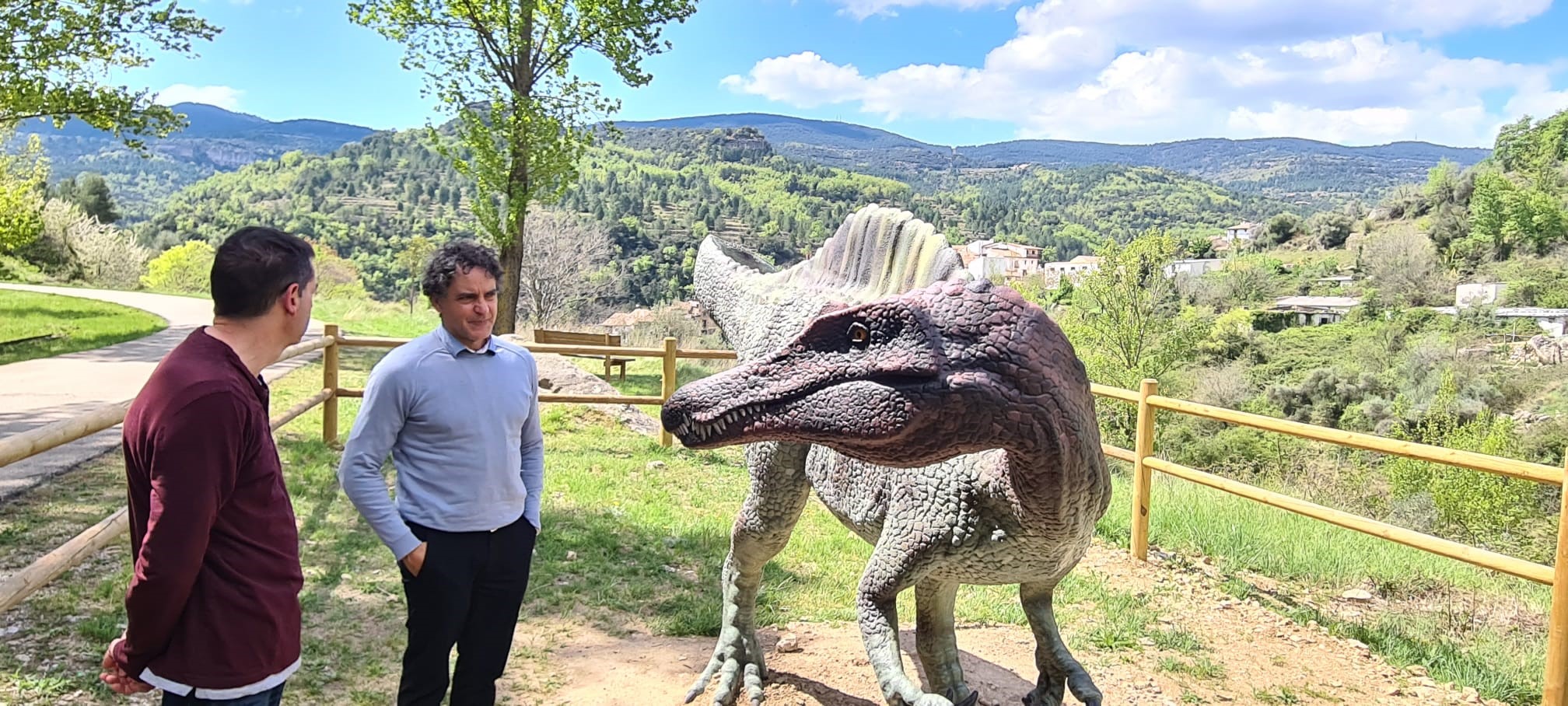Colomer visita la rèplica de dinosaure del jaciment paleontològic de Vallibona