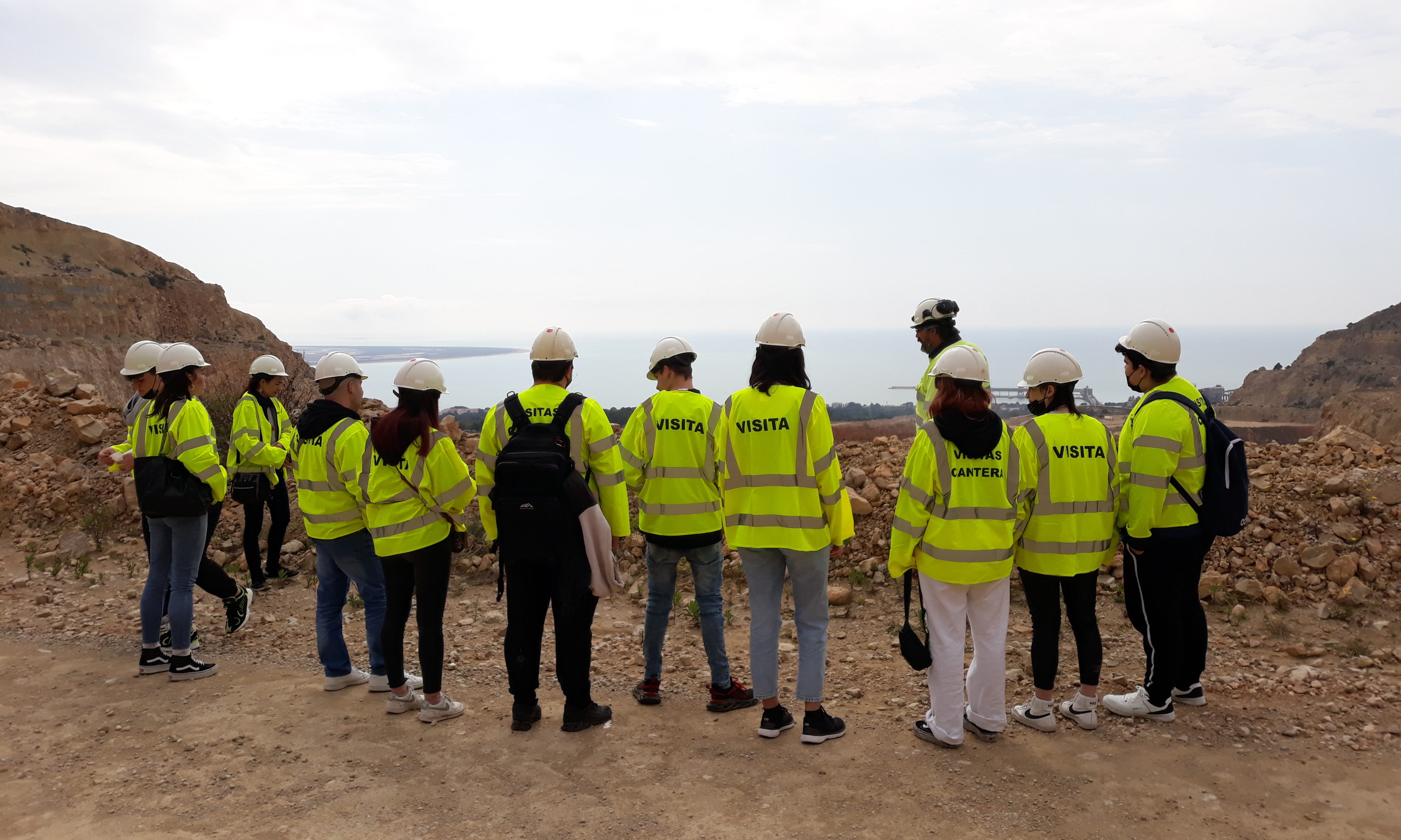 Una desena de joves del Programa Jove Oportunitat de l'IVAJ visiten una fàbrica a Alcanar