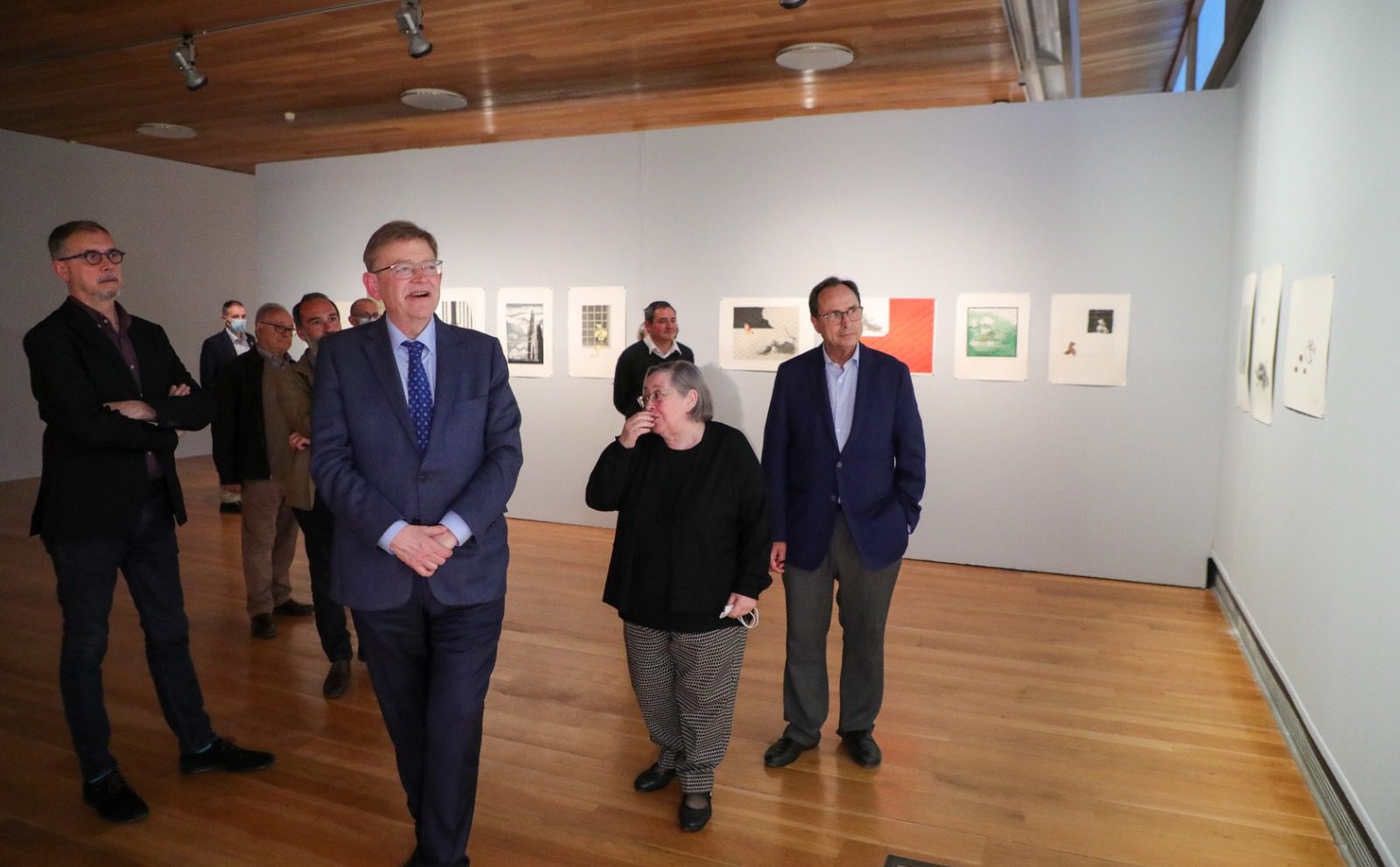 Puig visita l'exposició «Pilar Dolz i l'ofici de gravar» que mostra la faceta artística de la reconeguda galerista