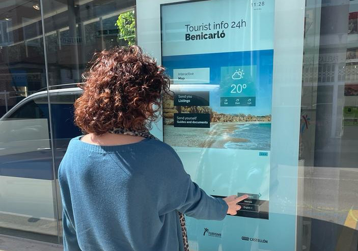 Turisme Benicarló instal·la una pantalla tàctil per a facilitar la informació de la ciutat