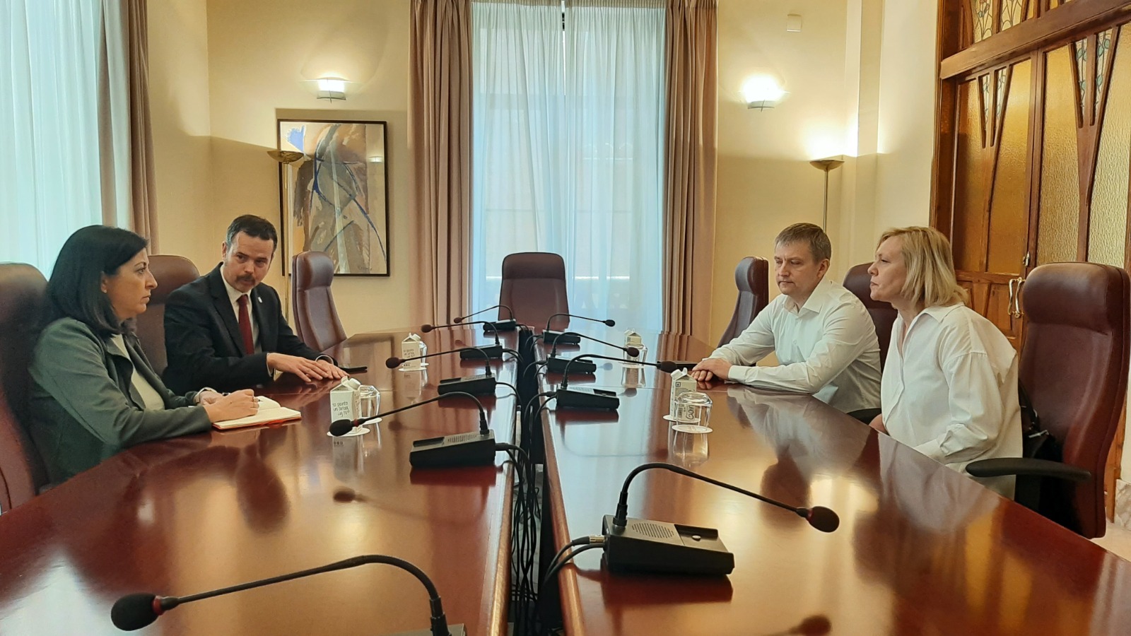 Redondo i el cònsol honorari d'Ucraïna a València mantenen una trobada amb el Diputat del Poble d'Ucraïna