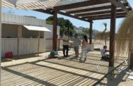 Comença el muntatge del primer «xiringuito» a la platja de Peníscola