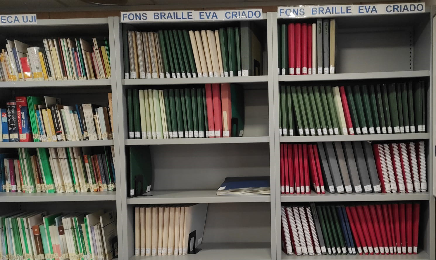 La Biblioteca Municipal de Vinaròs rep una donació de llibres escrits en sistema Braille