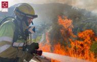 Continuen els treballs d'extinció de l'incendi forestal de Les Useres