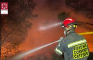 Més de 150 persones continuen treballa'n en l'incendi forestal de Les Useres