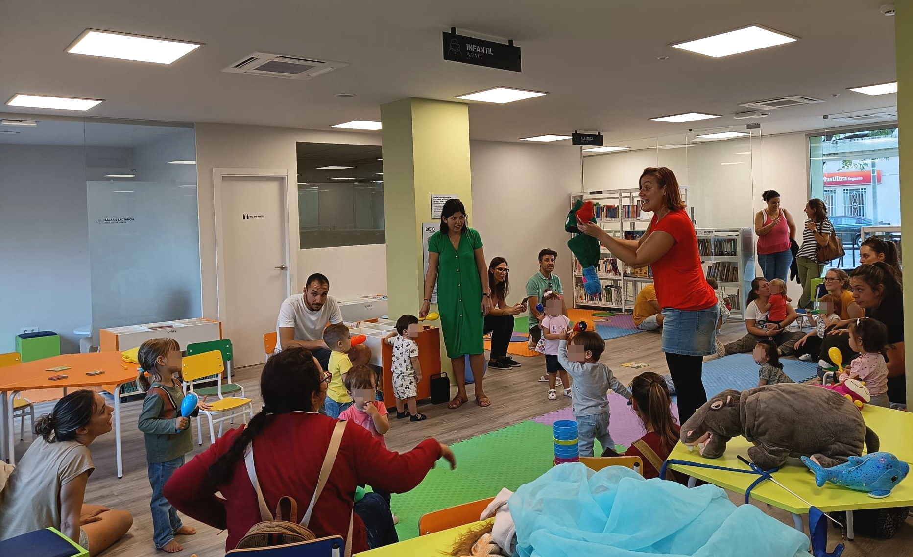 La Biblioteca de Benicarló obri un nou espai per a ensenyar als bebés a jugar amb els llibres