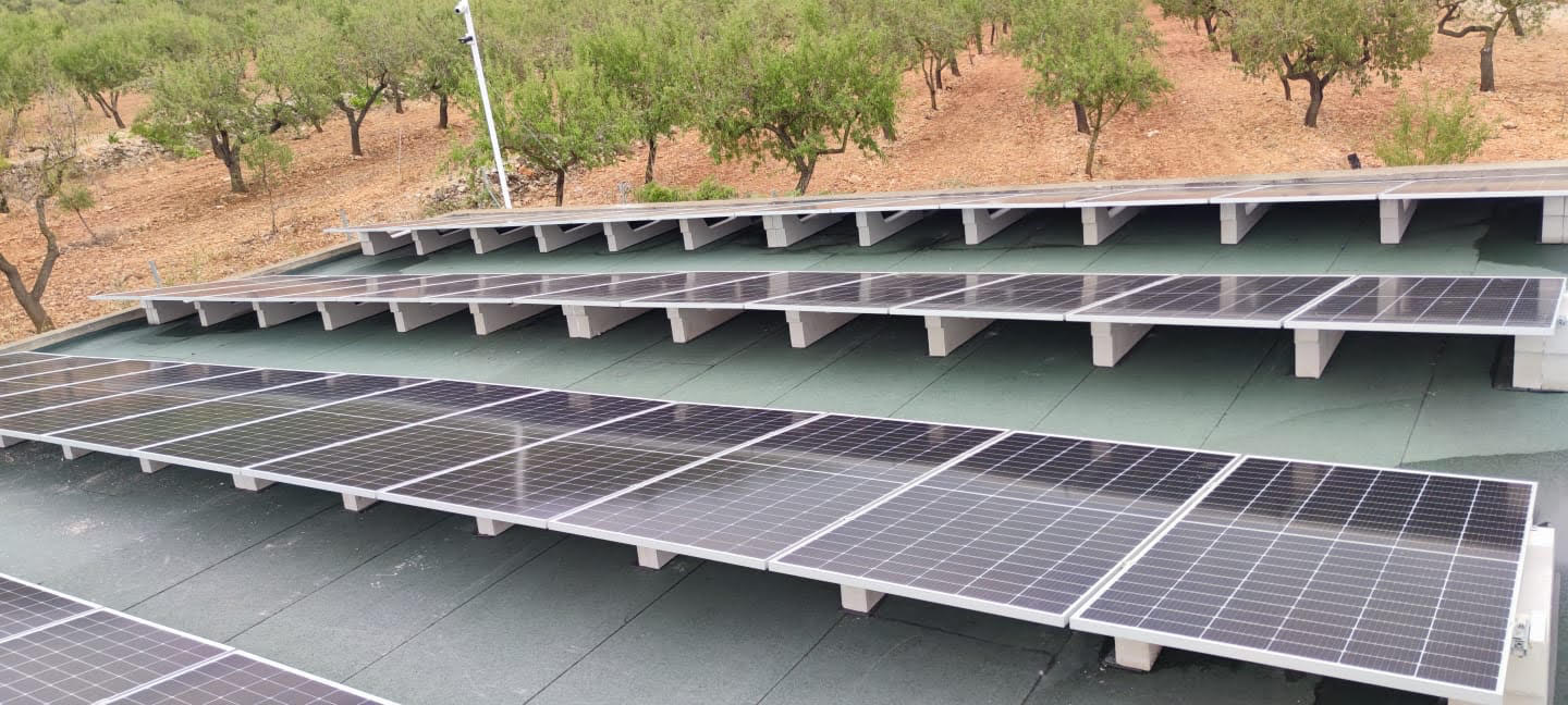 Les Coves de Vinromà instal·la panells fotovoltaics en el depòsit municipal per a reduir la factura energètica
