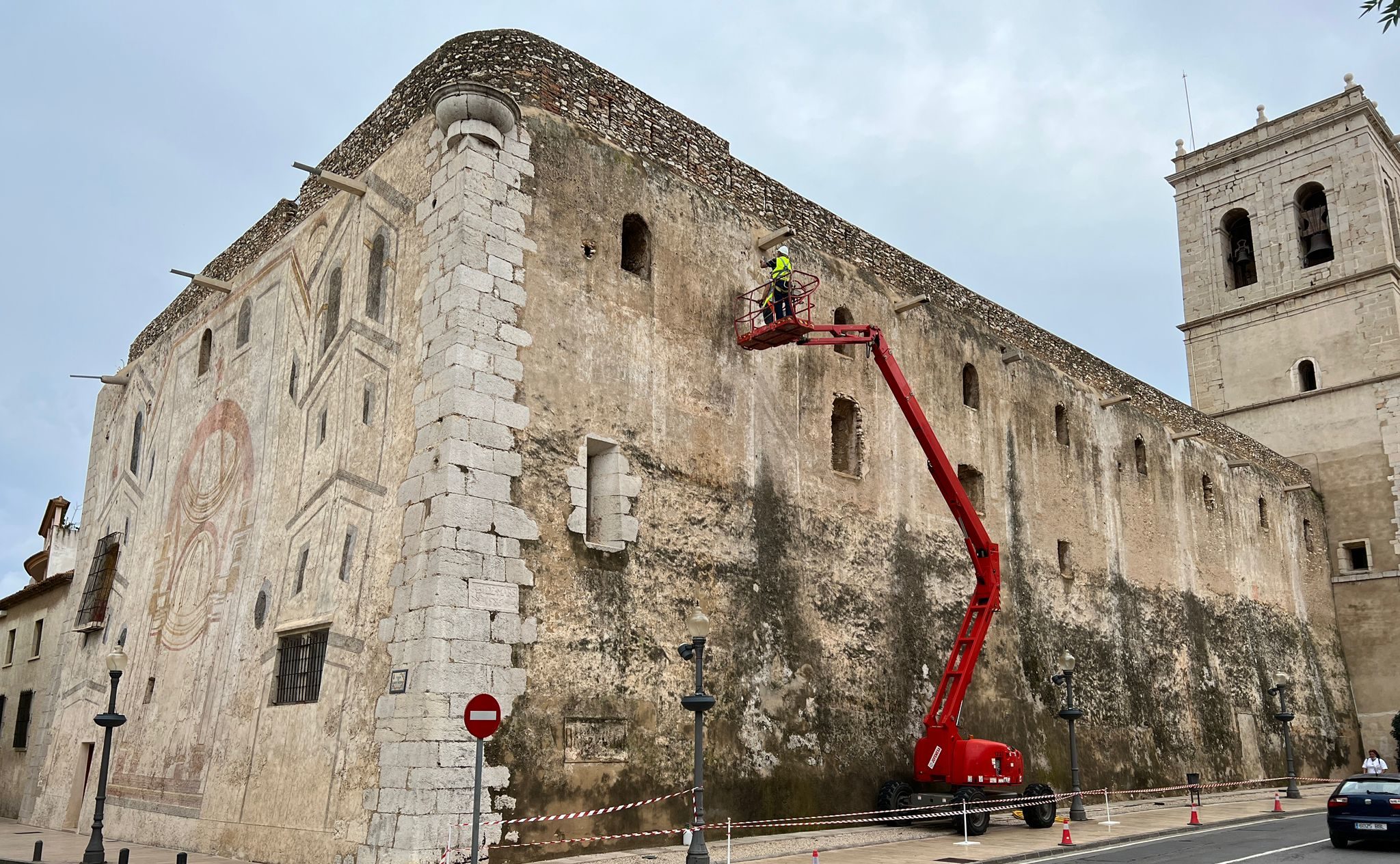 Comence la restauració de les pintures d’arquitectura fingida de l’església arxiprestal de Vinaròs