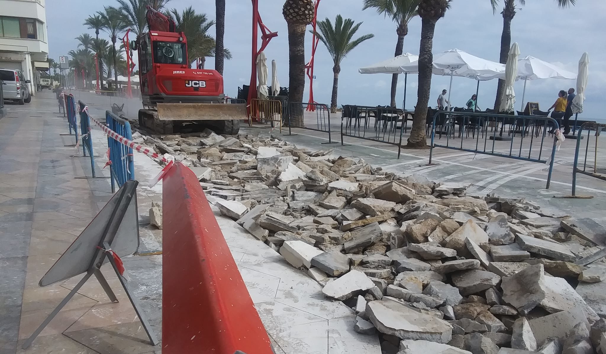 L’Ajuntament de Vinaròs realitza millores en el paviment del passeig marítim