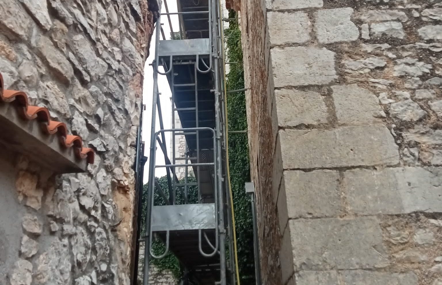 Comença la reparació de la coberta de l'església de la Purificació de Maria de Salzadella