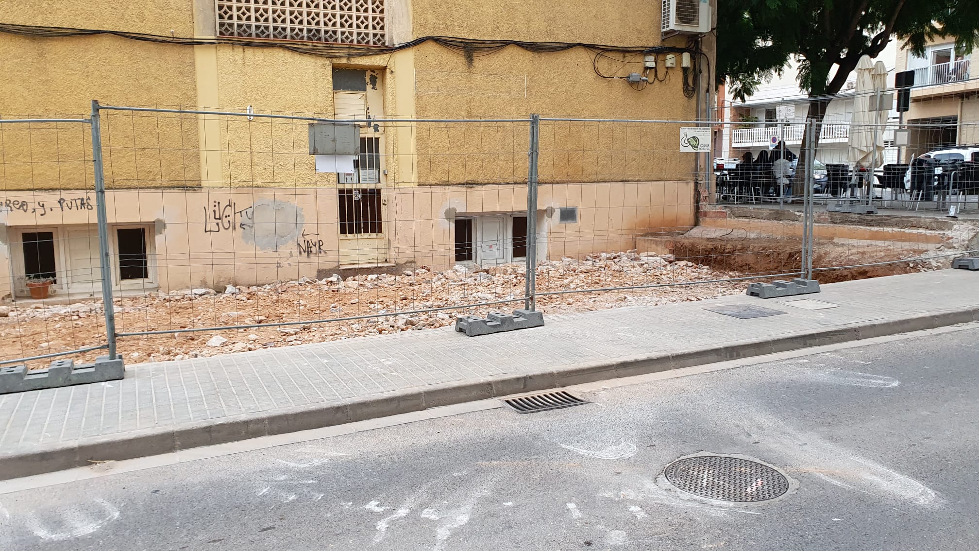 L’Ajuntament de Vinaròs obri un espai públic al carrer Carreró