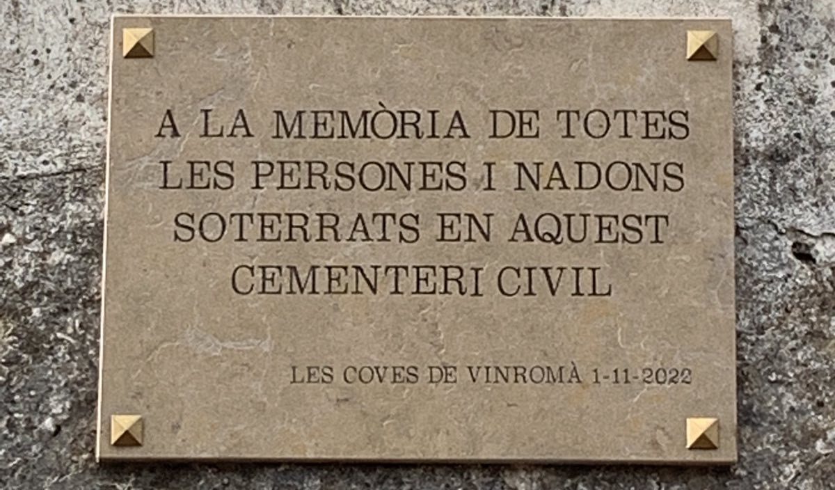 Les Coves de Vinromà instal·la una placa en el cementeri de cara a Tots Sants