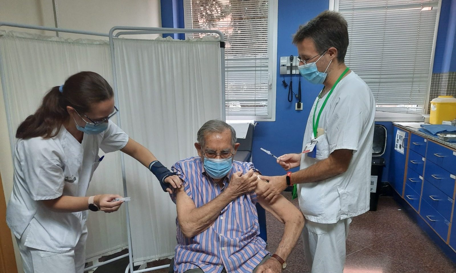 Sanitat inicia l'administració conjunta de la vacuna antigripal i la segona dosi de record contra la COVID-19