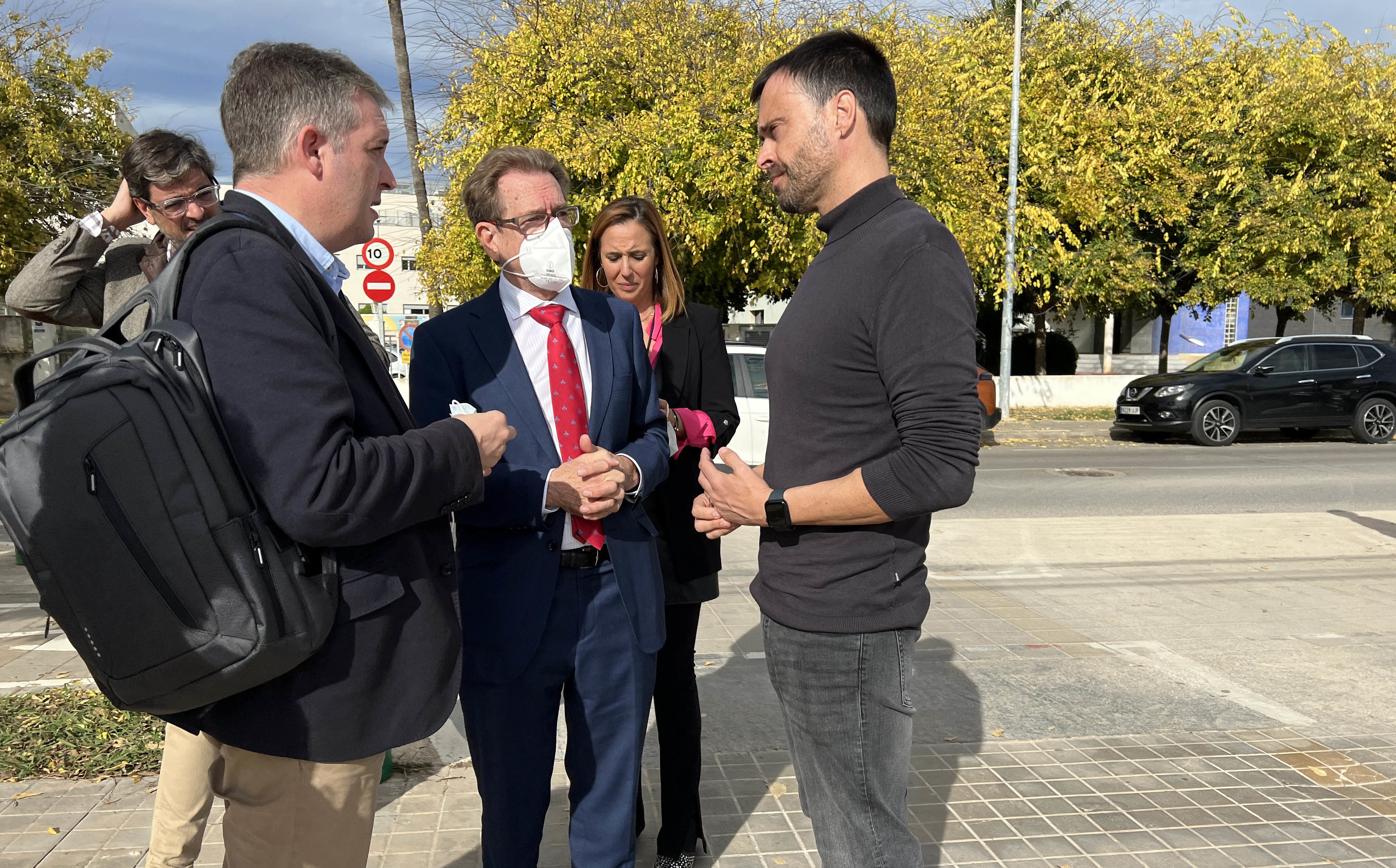 L’alcalde de Vinaròs, Guillem Alsina, rep al conseller de Sanitat, Miguel Mínguez