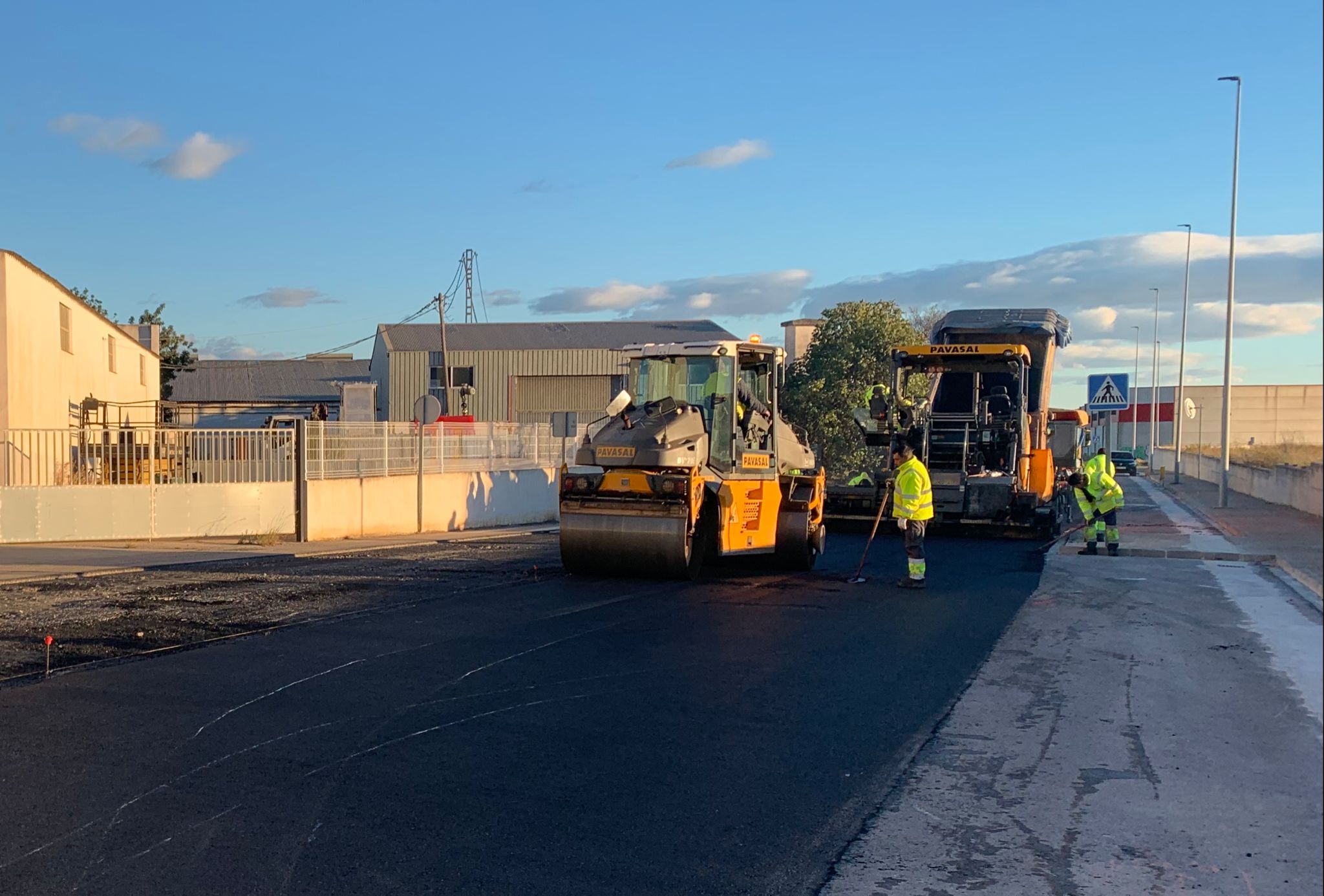 Recta final de les obres de millora del polígon industrial de Vinaròs situat a la carretera d’Ulldecona