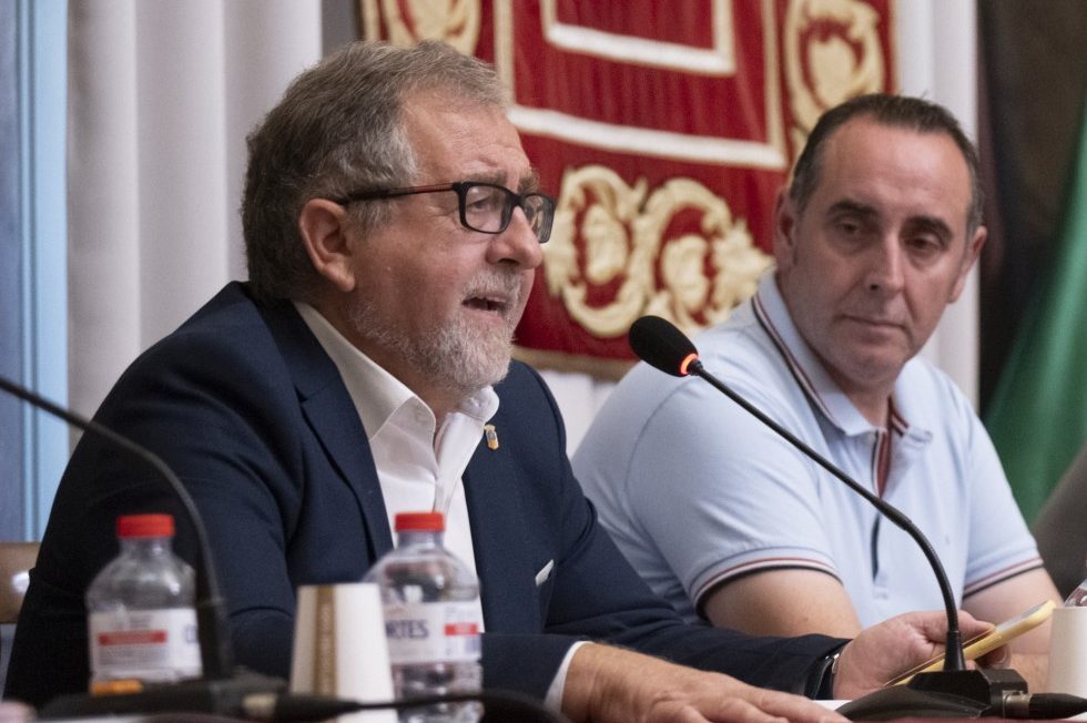 Martí trasllada als sindicats de Bombers que incorporarà recursos per a implantar la carrera professional