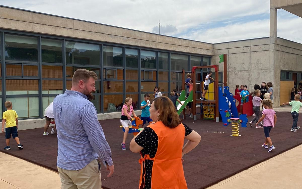 Sant Jordi es reuneix amb la Conselleria d'Educació per a ampliar el col·legi l'any que ve