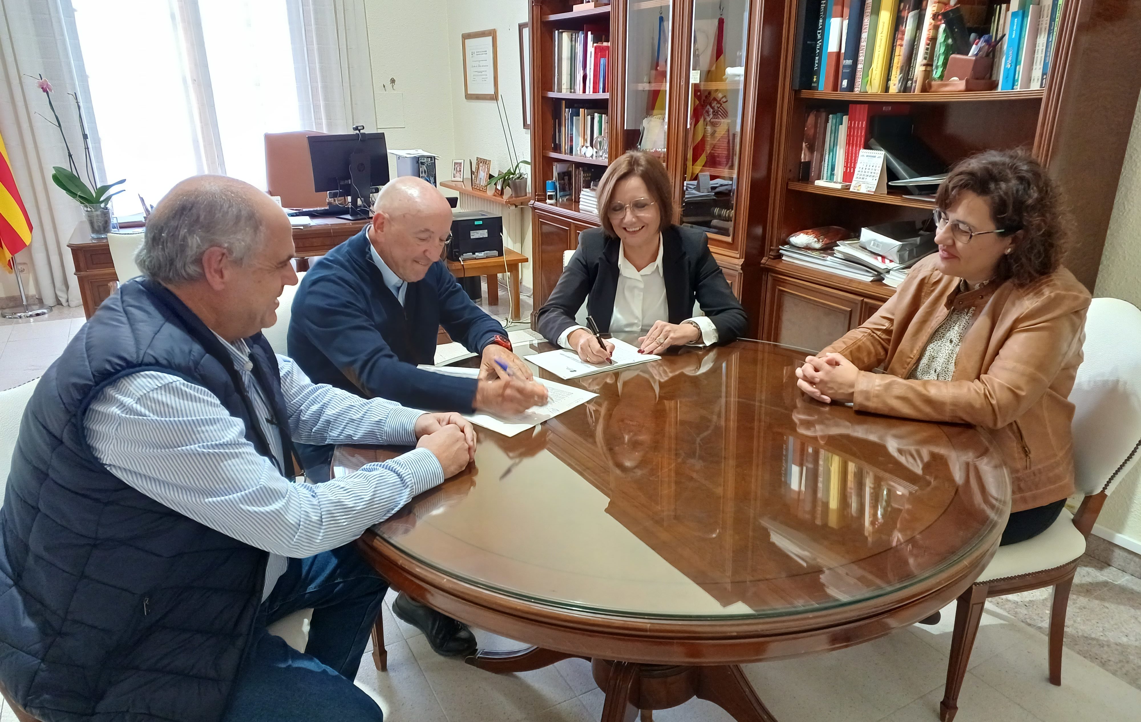 L’alcaldessa firma els convenis anuals amb Ateneu Maestrat i AFA Benicarló