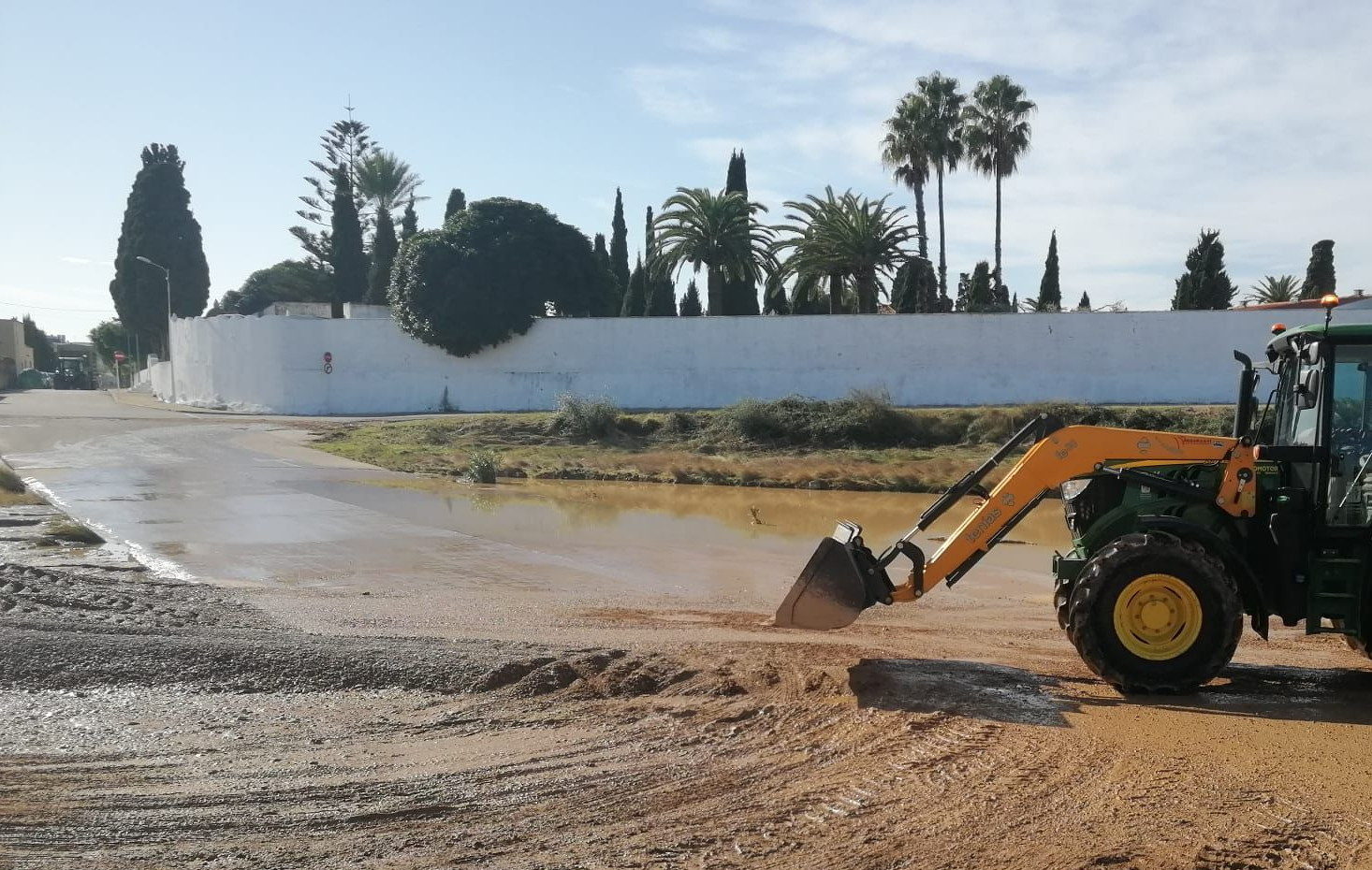 Benicarló neteja de restes i sediments acumulats per les pluges